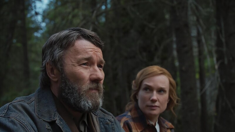 Kerry Condon y Joel Edgerton en Sueños de trenes (2025)